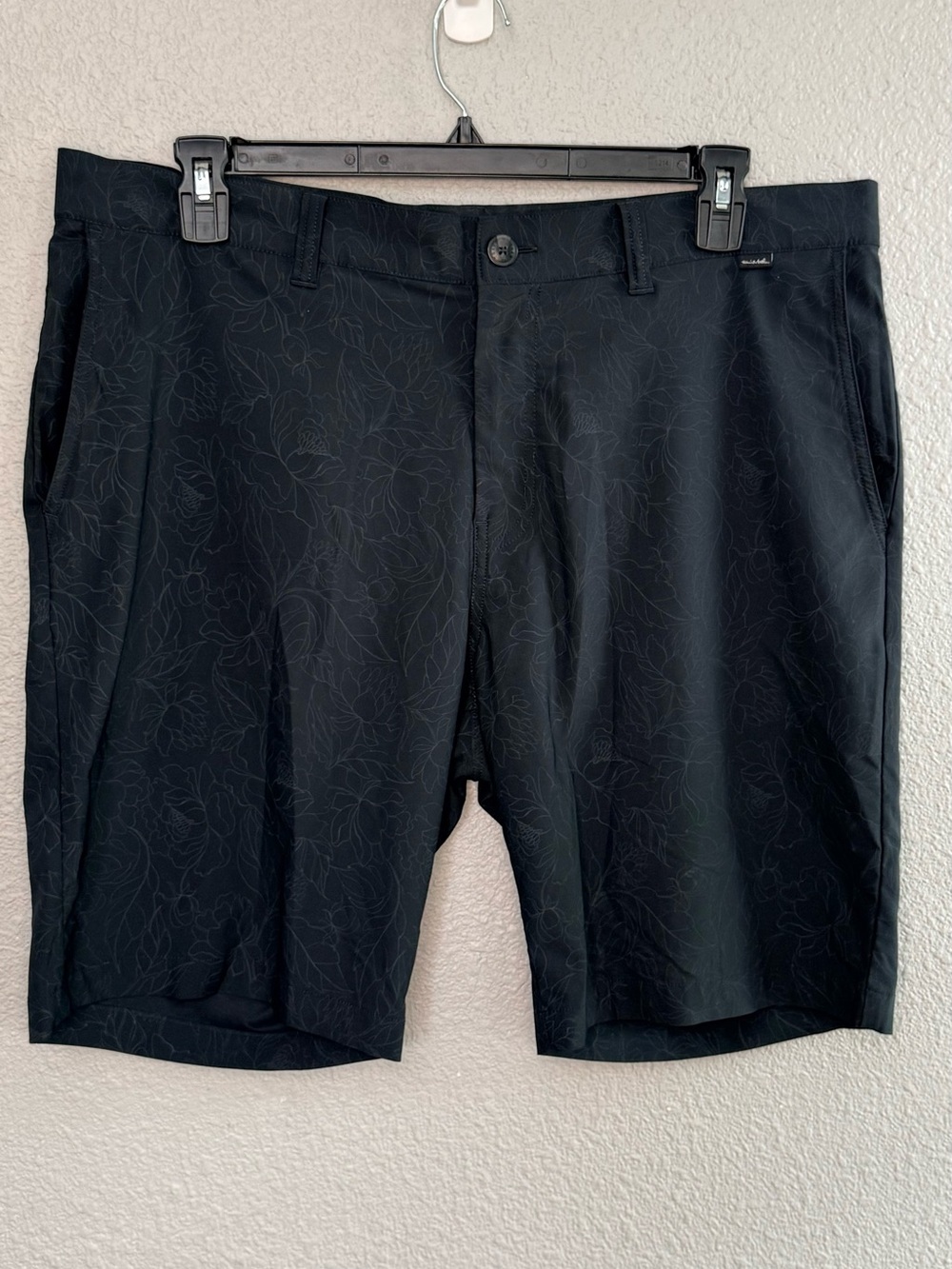 Travis Mathew | Hybrid Golf Shorts Night Cat | Black Floral | Waist 38”